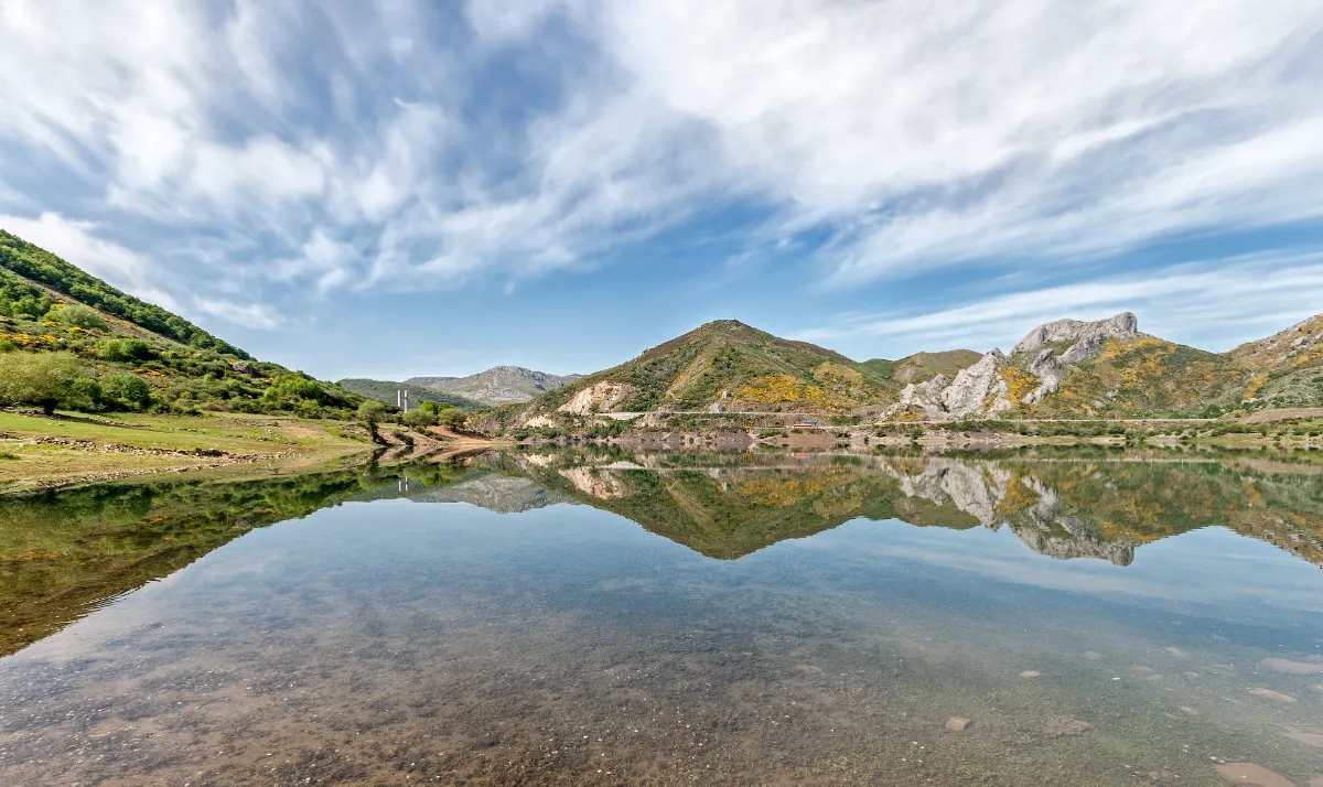 reflejos en el embalse de luna